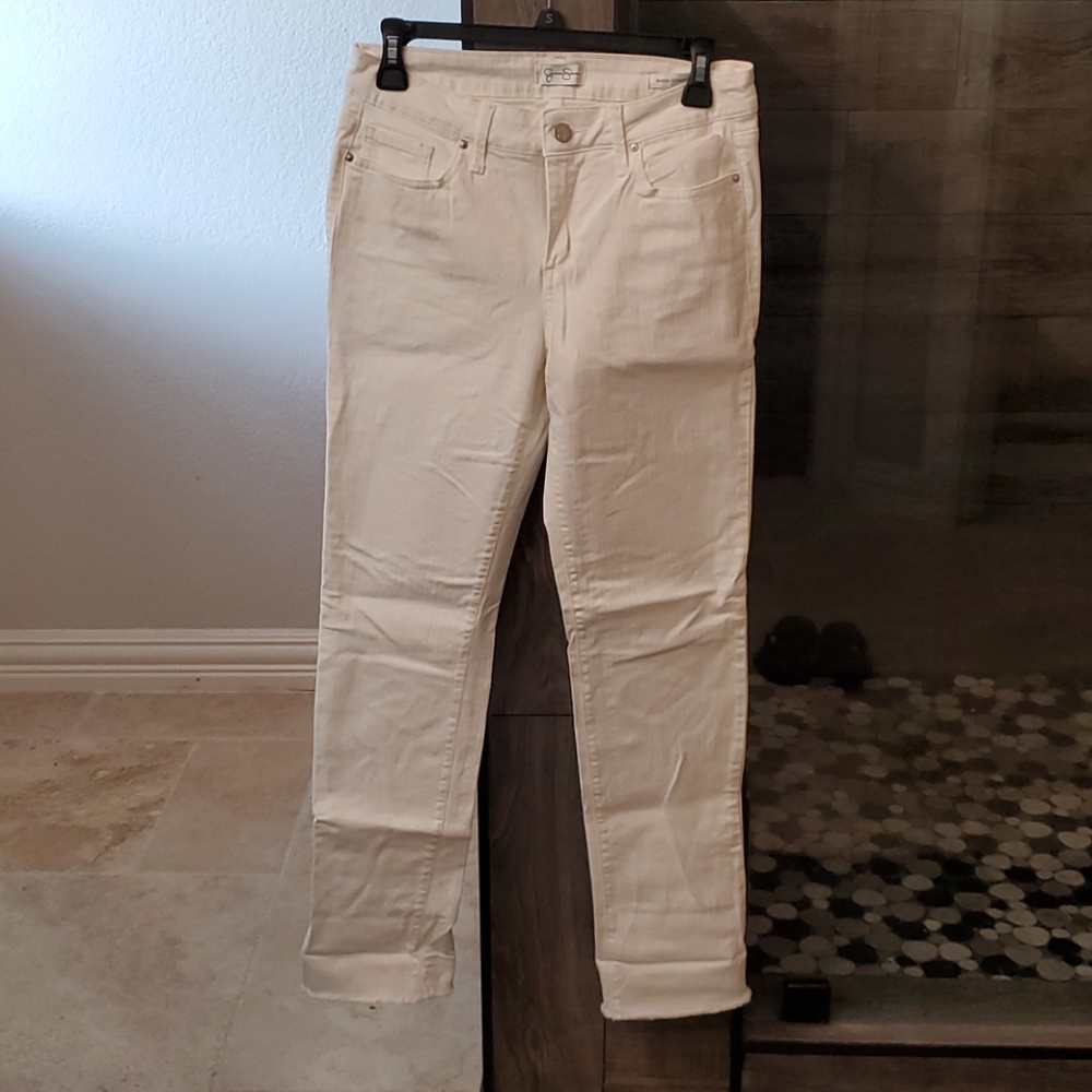Stretchy white midrise capris